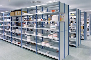 Mecalux M3 sīkpreču plaukti ir daudzpusīgas, daudzfunkcionālas konstrukcijas vieglām un vidējām kravām