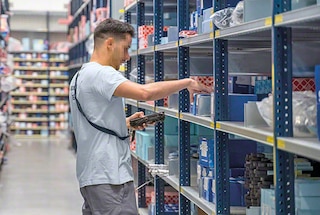 Sīkpreču industriālie plaukti paātrina pasūtījumu komplektēšanu e-komercijas noliktavās Sīkpreču industriālie plaukti paātrina pasūtījumu komplektēšanu e-komercijas noliktavās