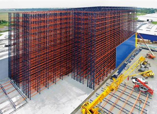 Silosu tipa noliktavā plauktu sistēma veido ēkas iekšējo konstrukciju