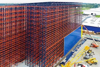 Apšuvuma piestiprināšana sākas, tiklīdz ir uzstādīti pirmie plaukti