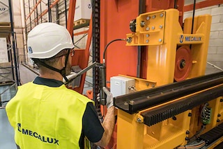 Rezidējošais tehniskais darbinieks veic automatizēto noliktavu sistēmu preventīvo tehnisko apkopi.