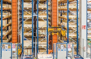 Trīsceļu automatizētie kraušanas celtņi paaugstina noliktavas produktivitāti Trīsceļu automatizētie kraušanas celtņi paaugstina noliktavas produktivitāti