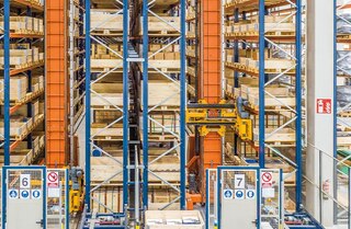 Trīsceļu automatizētie kraušanas celtņi paaugstina noliktavas produktivitāti