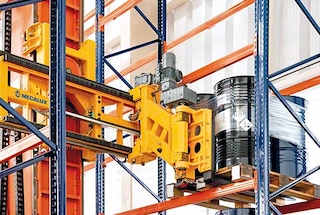 Trīsceļu automatizētais kraušanas celtnis pārvietojas līdz citai uzglabāšanas vietai, lai paņemtu jaunu paleti