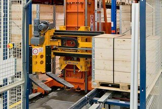 Kraušanas celtnis pārvieto izgūto paleti līdz ejas galam