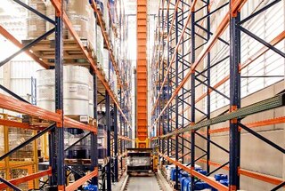 Kraušanas celtnis pārvietojas gar eju, lai nogādātu paleti līdz norādītajai pozīcijai