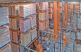 Trīsceļu automatizētie kraušanas celtņi maksimāli efektīvi izmanto noliktavas augstumu