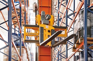 Trīsceļu dakšu izgūšanas sistēma piedāvā trīs palešu novietošanas un izgūšanas virzienus: divus sāniskos un vienu frontālo