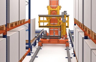 Trīsceļu dakšas paņem paletes ejas galā