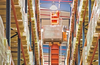 Trīsceļu kraušanas celtņiem nav nepieciešama augšējā vadošā pamatne vai augšējās vadotnes