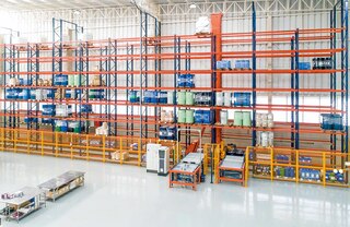 Trīsceļu kraušanas celtņi ir ideāls risinājums nelielu noliktavu sistēmu, piemēram, noliktavu ar vienu eju, automatizēšanai