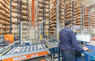 Trīsceļu kraušanas celtņi izmanto divas programmatūras: noliktavas kontroles sistēmu un noliktavas pārvaldības sistēmu