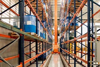 Trīsceļu kraušanas celtņi automatizē esošās noliktavas