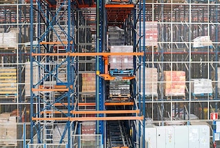 Automatizētus vertikālos konveijerus var izmantot noteiktās AS/RS sistēmās